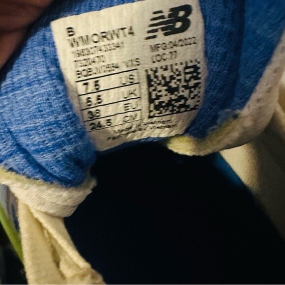 New Balance Women’s Fresh Foam More V4 in White/Cobalt Size 7.5 - Picture 11 of 13